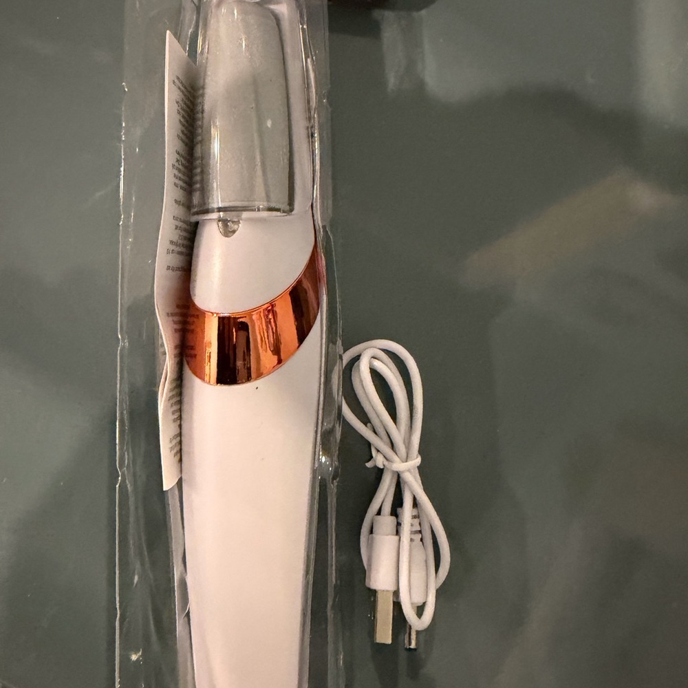 Rechargeable Pedicure Device with LED Light with Fine and Coarse Heads! - Picture 4 of 7